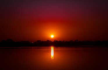 Amanecer rojo frente al mar