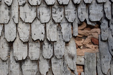 Verwitterte Holzschindeln an einem hessischen Bauernhaus