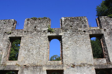 ruine , vestige de b&acirc;timent en pierres