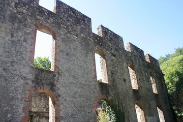 ruine , vestige de bâtiment en pierres