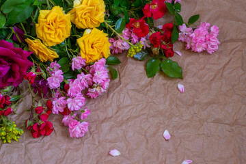 Obraz na płótnie Canvas bouquet of flowers on craft background