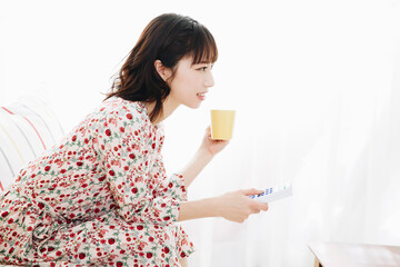 テレビを見る女性