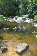 Naklejka na ściany i meble paysage de rivière , nature et gros rochers dans la nature en été