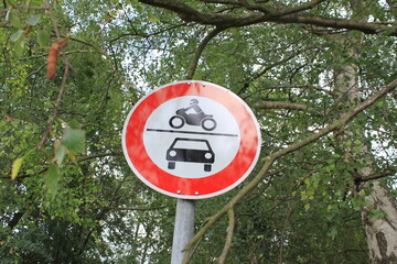 Fahrverbotsschild für Autos und Motorräder.