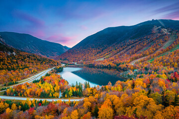 Beautiful fall colors in Franconia Notch State Park | White Mountain National Forest, New Hampshire, USA - obrazy, fototapety, plakaty