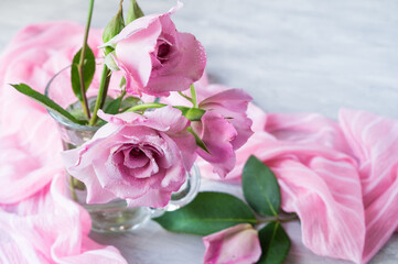Obraz premium Pink roses on a gray background. Romantic. Greeting card design.