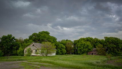 Obraz premium An old house tucked back in the woods on the Great Plains