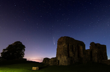 comet neowise over kendal castle