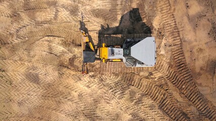Planierraupe, Kettenraube, Bulldozer auf einer abgeschobenen Sandfläche, Baustelle aus der Vogelperspektive