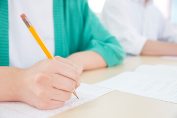 勉強する大学生