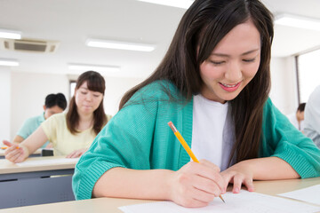 勉強をする学生