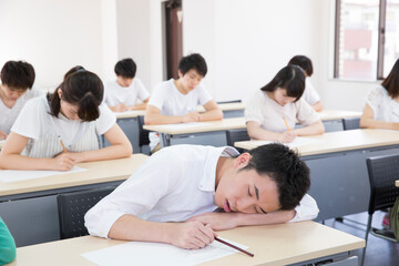 居眠りをする男子学生