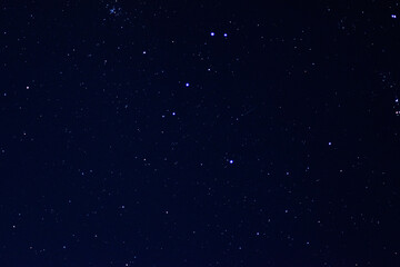 estrellas en la noche con un cielo morado