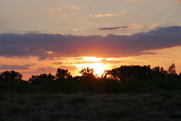 Romantischer Sonnenuntergang im Sommer