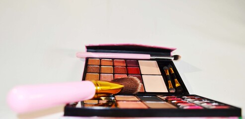 brocha con paleta de maquillajes y espejos