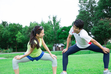 準備運動をする男女