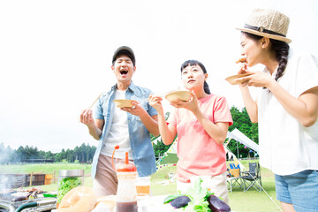 バーベキューをする男女