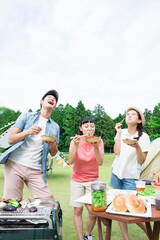 バーベキューする男女