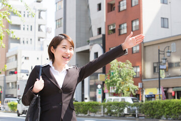 タクシーを停めるOL