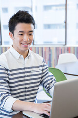 パソコンをするビジネスマン