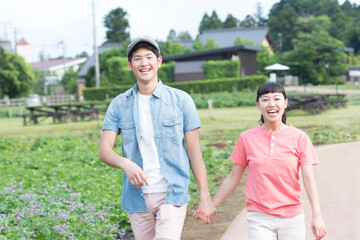 散歩をするカップル