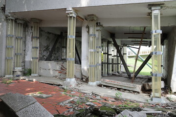 地震で崩壊して廃墟となった小学校の内部