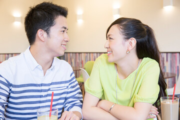 会話をするカップル