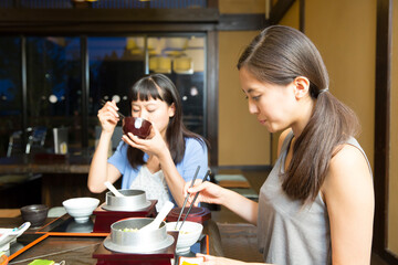 食事をする女性