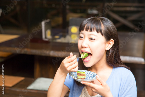 カフェでケーキを食べる女性 Wall Mural Wallpaper Murals Paylessimages