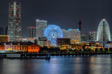 横浜港大桟橋から見る横浜・みなとみらいの夜景