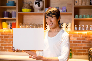 ホワイトボードを持つビジネスマン