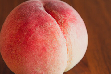テーブルの上にある良く熟れた桃のアップ写真