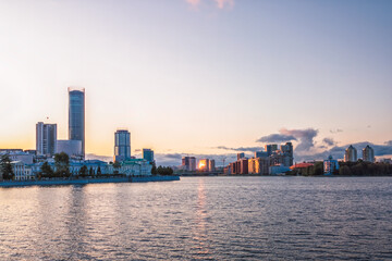 Fototapeta premium Sunset in summer on a pond in the center of the city.
