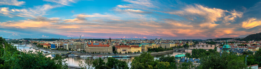Fototapeta premium Panorama Pragi, stolicy Czech w świetle zachodzącego słońca