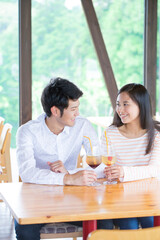 カフェでデートするカップル