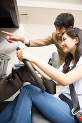 運転シミュレーションをする女性
