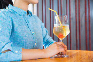 カフェで飲み物を飲む女性