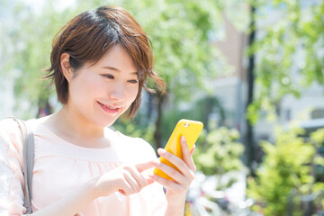 スマホをするOL