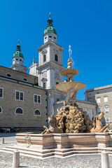 Fototapeta na wymiar Brunnen vor dem Dom in Salzburg, Österreich