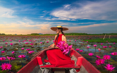 Fototapety  Outdoor traveler kobieta na łódce radość piękna przyroda scenic krajobraz czerwony kwiat lotosu kwitnący na jeziorze, turysta dziewczyna podróże Phatthalung Tajlandia lato wakacje wakacje wycieczki, turystyka cel Azja