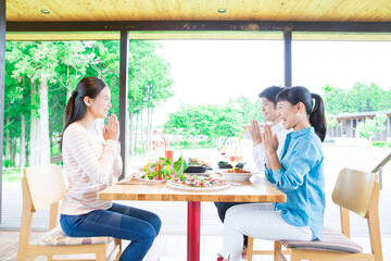 食事をする男女