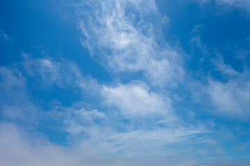 Fototapeta na wymiar blue day sky with wisping clouds