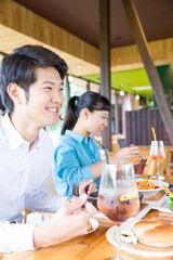 食事をする男女