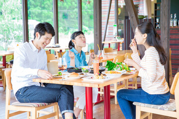 食事をする男女