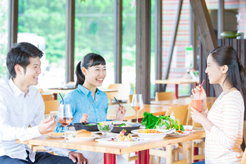 食事をする男女