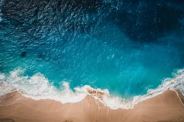 Foto op Plexiglas View of the ocean and wild beach from above © Maksim