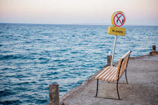 inscription do not dive on the pier