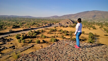 Persona observando la Pirámide de la Luna desde la Pirámide del Sol en Teotihuacán, México