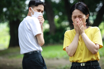 咳をする女性を嫌がる男性