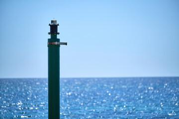 Orizzonte marino tagliato da punta del faro